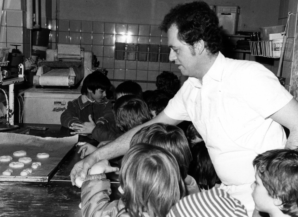 Willi Darmstädter beim Backen mit einer Schulklasse